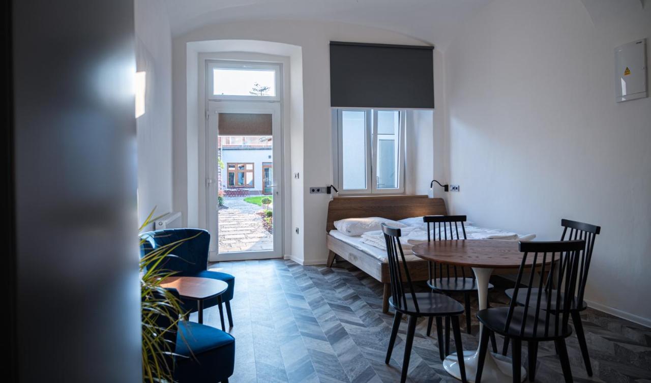 Art Hostel & Apartments Двур-Кралове-над-Лабем Экстерьер фото