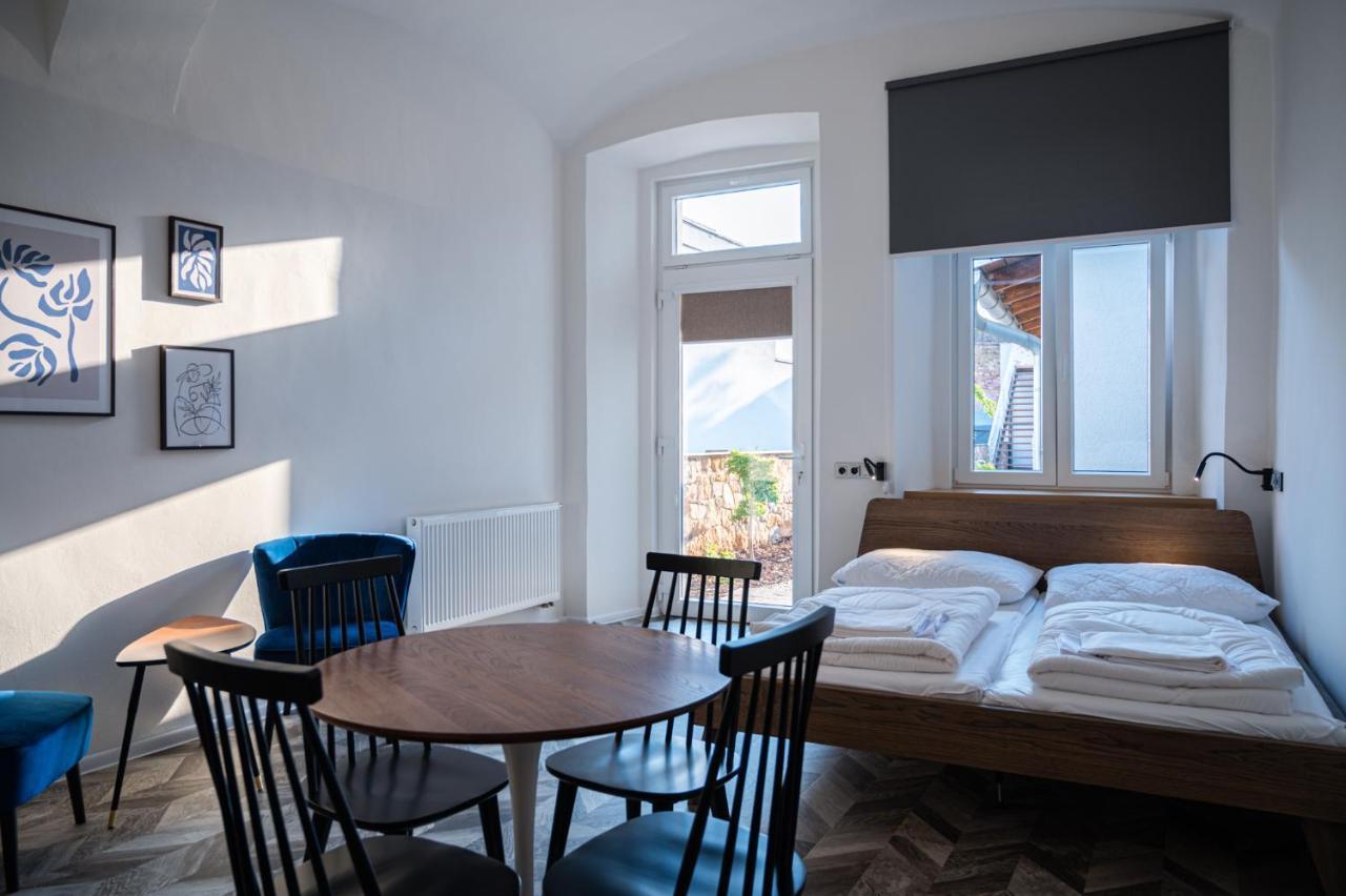 Art Hostel & Apartments Двур-Кралове-над-Лабем Экстерьер фото