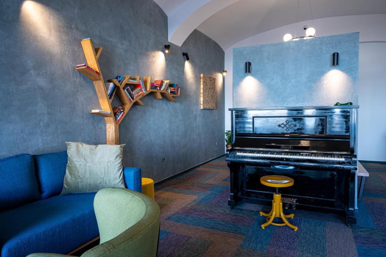 Art Hostel & Apartments Двур-Кралове-над-Лабем Экстерьер фото