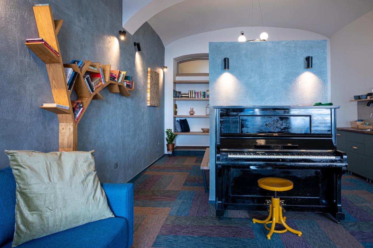 Art Hostel & Apartments Двур-Кралове-над-Лабем Экстерьер фото